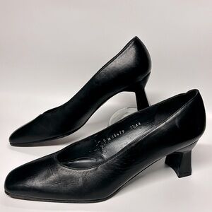 Stuart Weitzman Round Toe Leather High Heel Pumps  Black Size 7.5 AA